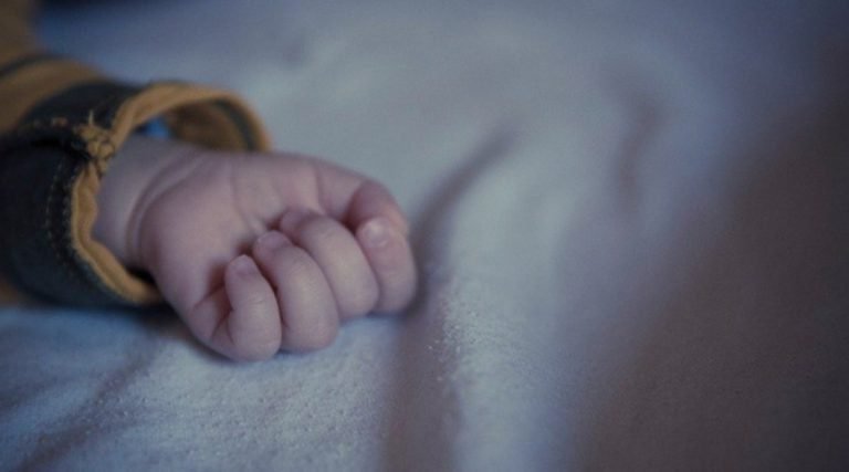 Bebê de um ano morre após se afogar em balde com água em Rio Branco