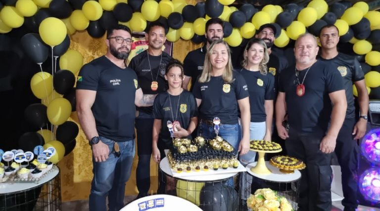 Em Cruzeiro do sul, menina autista de 9 anos se emociona ao receber visita de policiais civis no dia do aniversário