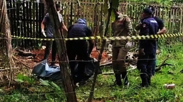 Polícia encontra restos mortais enterrados em quintal dentro de colchão em Senador Guiomard