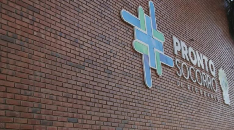 Em Rio Branco, adolescente pega carro e arma do pai policial escondidos e deixa duas pessoas feridas