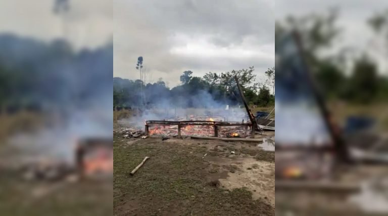 Raio destrói casa no interior do Acre; fogo consome todos os objetos da família