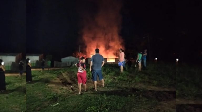 No AC, criminosos invadem bairro e incendeiam casas; moradores entram em pânico