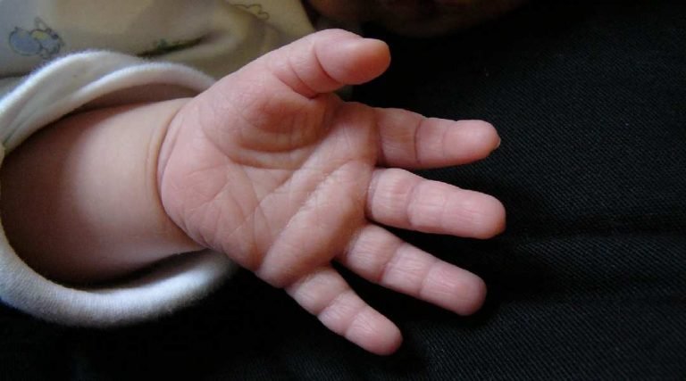 Bebê de 2 meses morre esmagado pela mãe, que adormeceu ao amamentá-lo