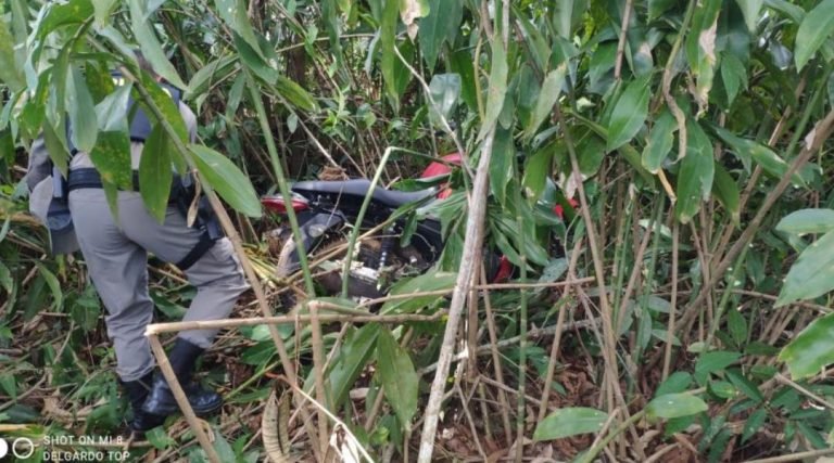 PM prende indivíduo com mandado de prisão em aberto e recupera motocicleta roubada