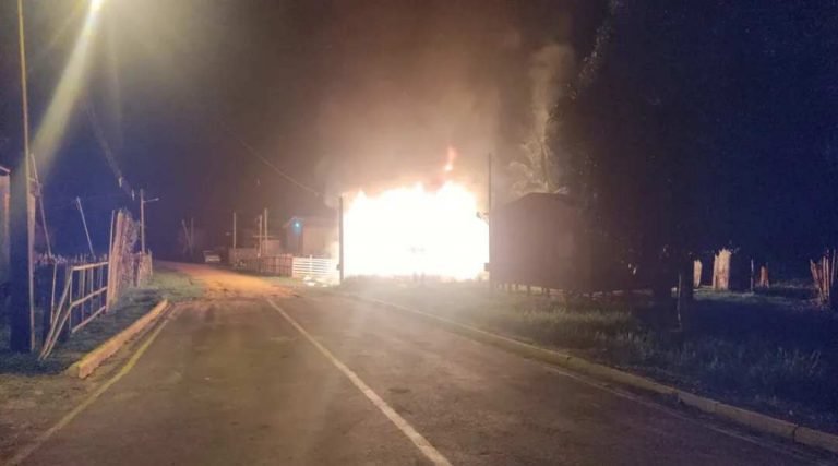 Mais quatro envolvidos em ataque criminoso que terminou com 4 casas incendiadas no AC são presos