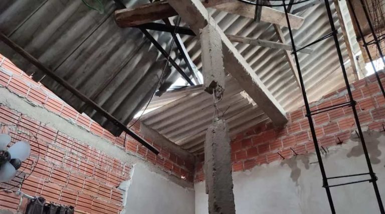 Em Rio Branco, laje desaba durante forte chuva e causa estragos em casa de loteamento