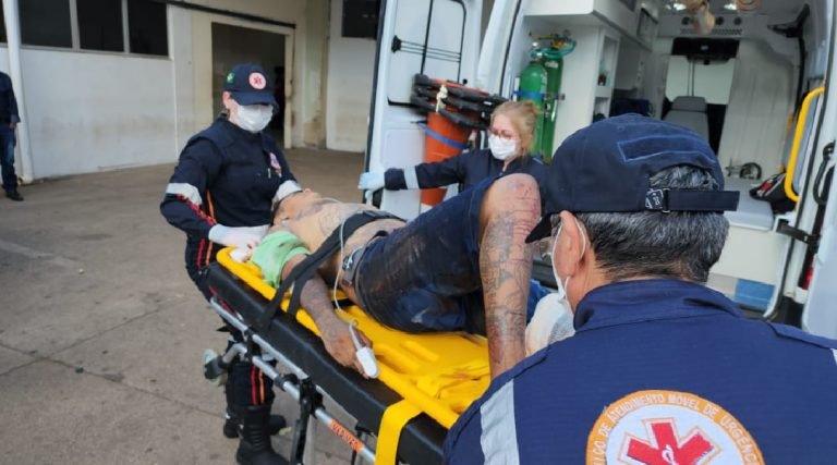 Motoqueiro armado atira contra dois homens em frente de distribuidora, na Baixada da Sobral