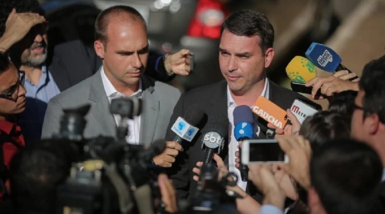 Flávio e Eduardo Bolsonaro pedem cidadania italiana à embaixada