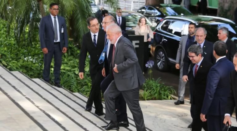Lula reúne-se com ministros do STF para “resgatar harmonia” entre Poderes