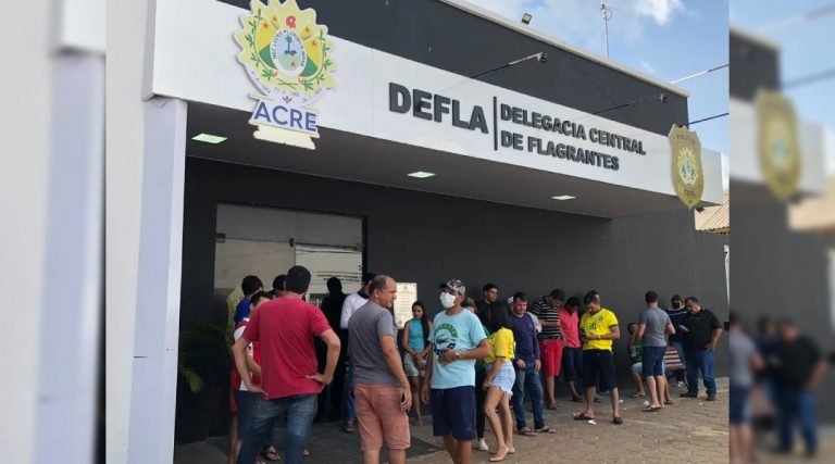 Em Rio Branco, motoristas de aplicativo protestam em frente delegacia após morte de colega