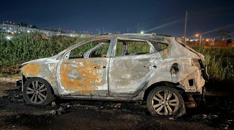 Em Rio Branco, carro é incendiado em via pública; polícia suspeita de ação criminosa