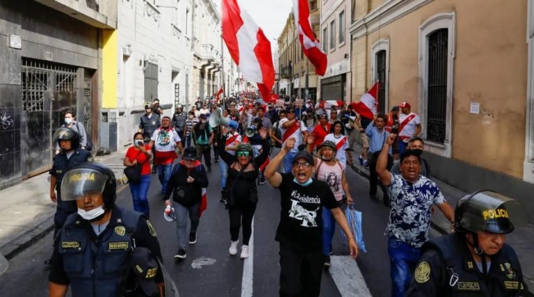 Peruanos que moram no Brasil se dizem preocupados com familiares: ‘país está dividido’