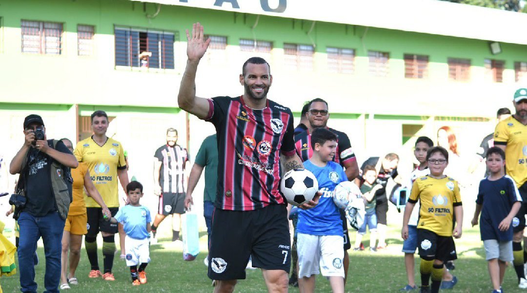 Jogo beneficente com Weverton arrecada 2,5 toneladas de alimento