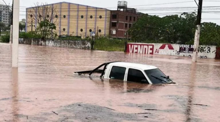 Forte chuva inunda bairros de Rio Branco e causa transtornos à população