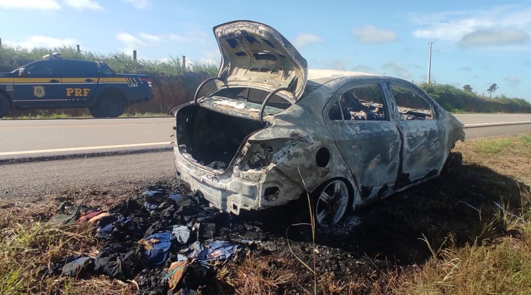 Polícia Civil e PRF atendem ocorrência de carro abandonado e incendiado na BR 319 nas proximidades de Xapuri