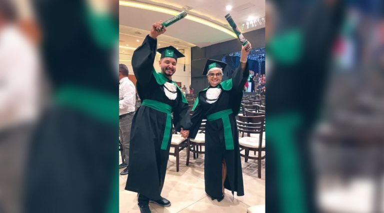 Mãe e filho se formam juntos em Enfermagem no Acre: “Realização de um sonho”