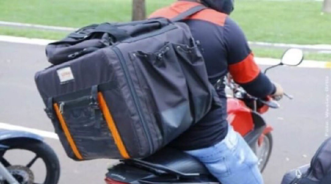 Ao ajudar motociclista acidentado, PM descobre delivery de drogas