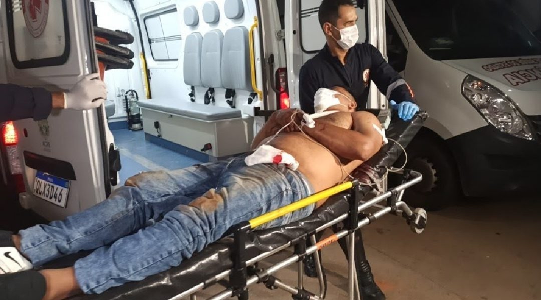 O homem é atingido com tiros por dupla em motocicleta em Rio Branco