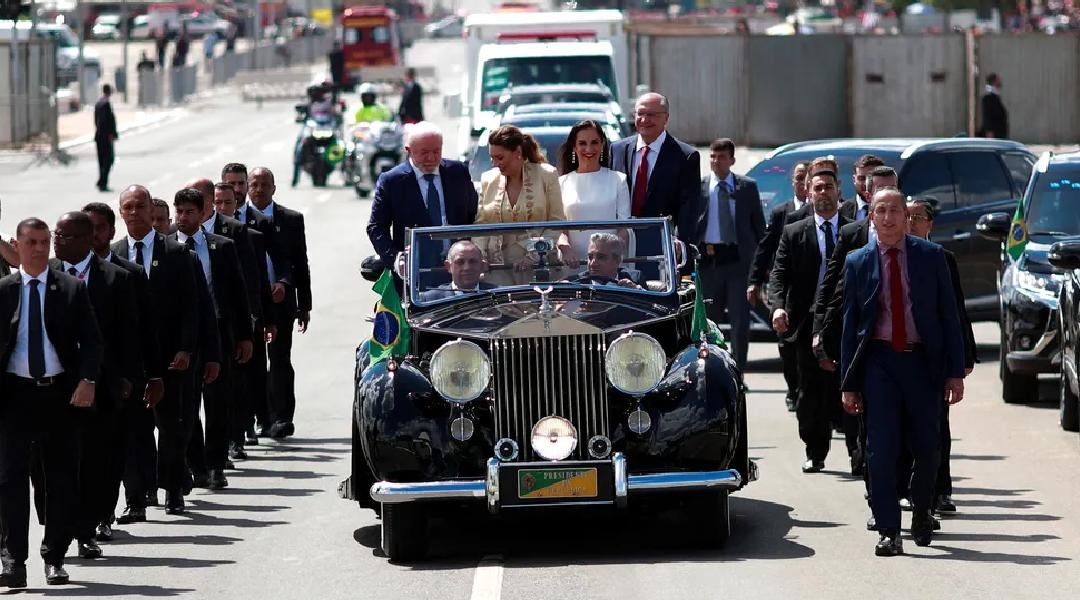 Lula chega à Catedral e sobe no Rolls-Royce, com Janja, Alckmin e Lu para desfile em carro aberto