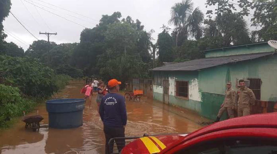 Enxurrada atinge quase 20 casas em Rio Branco e famílias são resgatadas; confira imagens