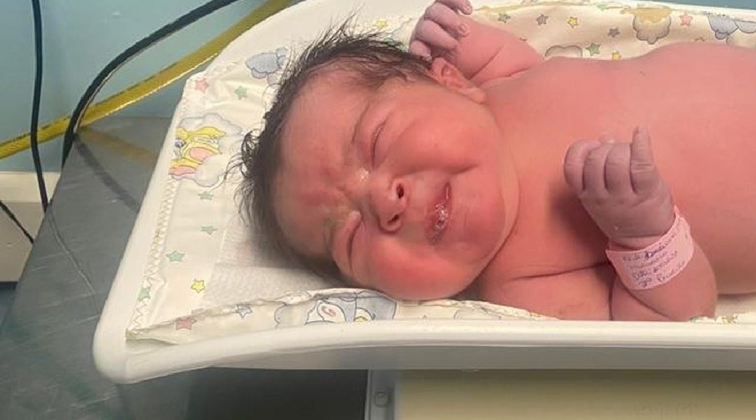 Mãe de 41 anos da à luz a bebê “gigante” de 5 kg em SC