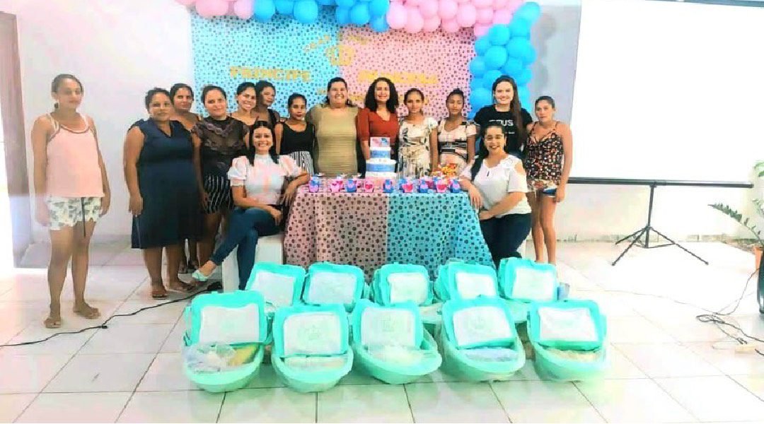 80 mães ganham enxovais com banheiras doados pelo município de Tarauacá