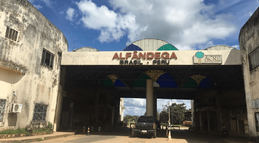 Peruanos cruzam a fronteira com o Acre em busca de combustível; Governo acreano se posiciona