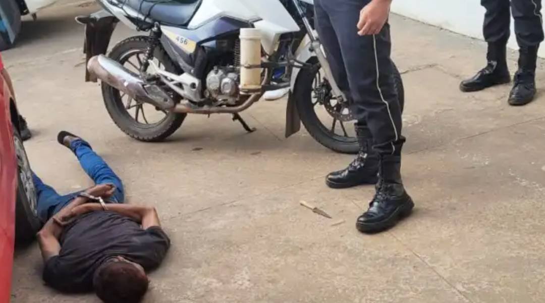 Homem que ameaçava esfaquear pedestres é preso no estacionamento do PS