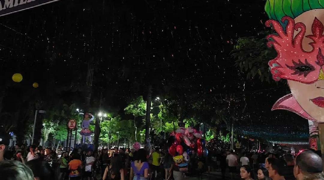 Com falta de iluminação, desfile dos blocos de Carnaval atrasa em mais de uma hora em Rio Branco