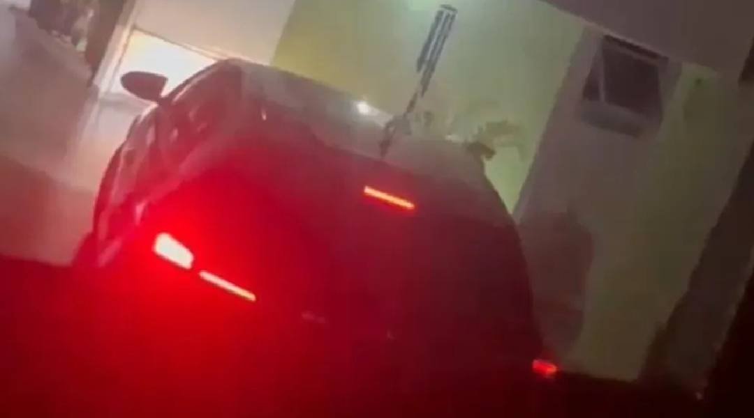 Influenciadora do AC flagra namorado com outra mulher em casa e posta vídeo na internet