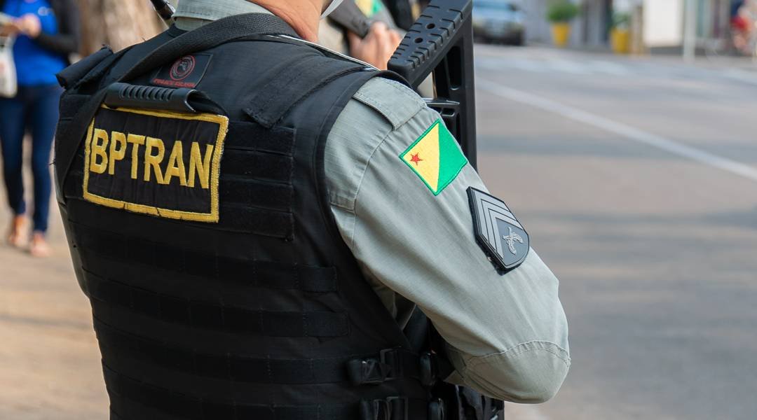 Foragido da Justiça chama atenção empurrando moto na rua, fica nervoso e acaba preso em Rio Branco