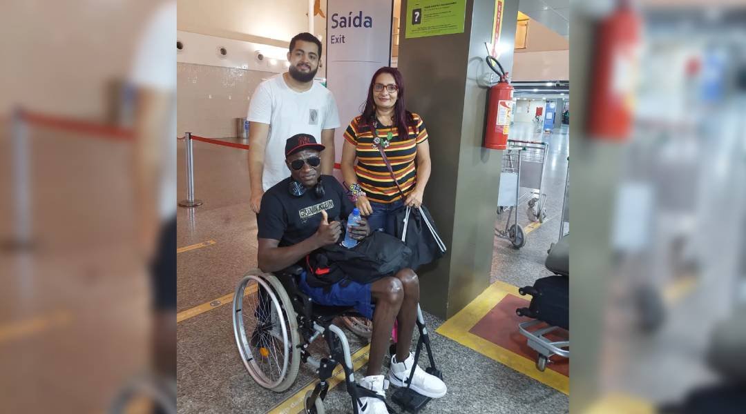 Dois anos após ser obrigado a se jogar de ponte no AC, haitiano embarca de volta a seu país de origem