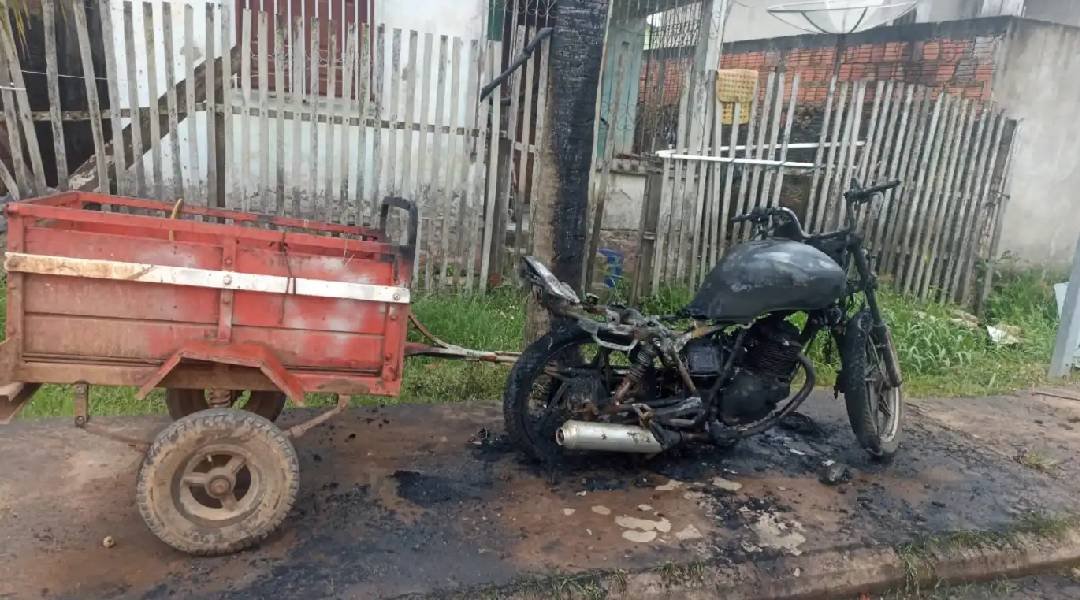 Motocicleta é incendiada em Sena Madureira, e polícia suspeita de ataque criminoso