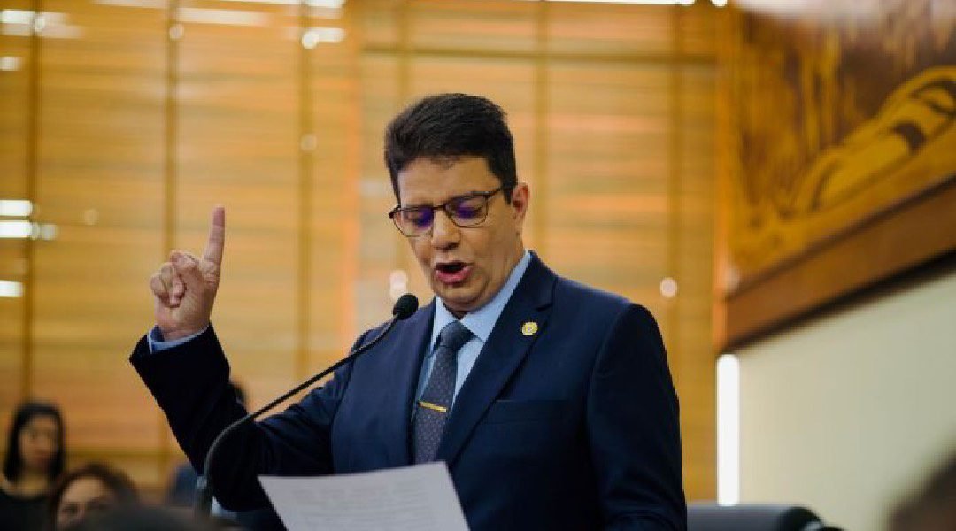 “Peço que os deputados não elogiem por bajulação” diz Gladson na Aleac