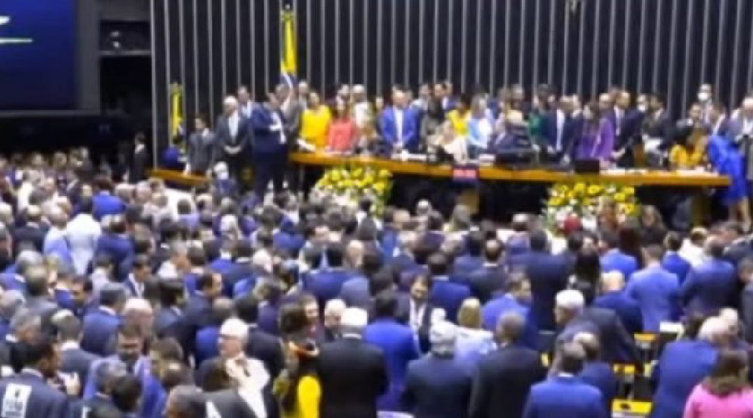 Sessão de posse de deputados é suspensa após pai de Lira passar mal