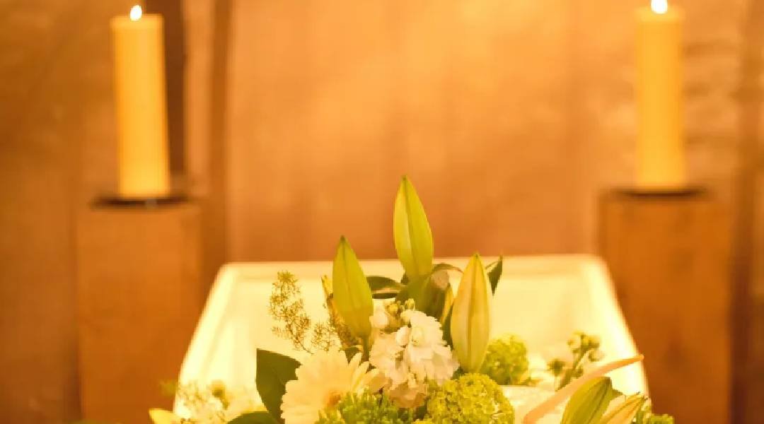 Mulher de 82 anos é encontrada viva em funerária de Nova York horas após ser declarada morta, diz polícia