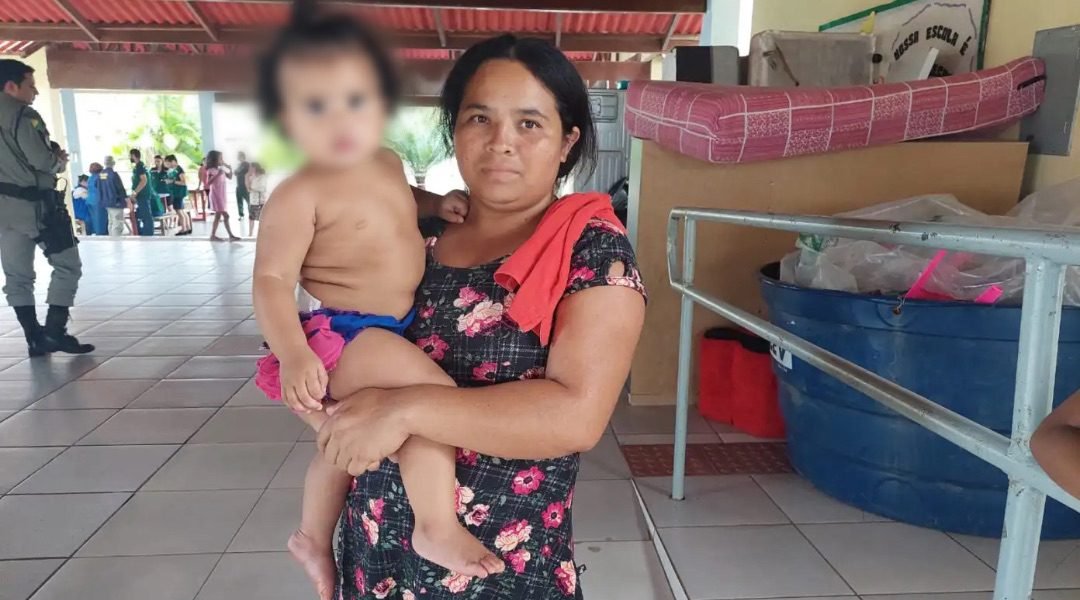Alojada em um abrigo, mulher que perdeu tudo na alagação pede ajuda para os filhos