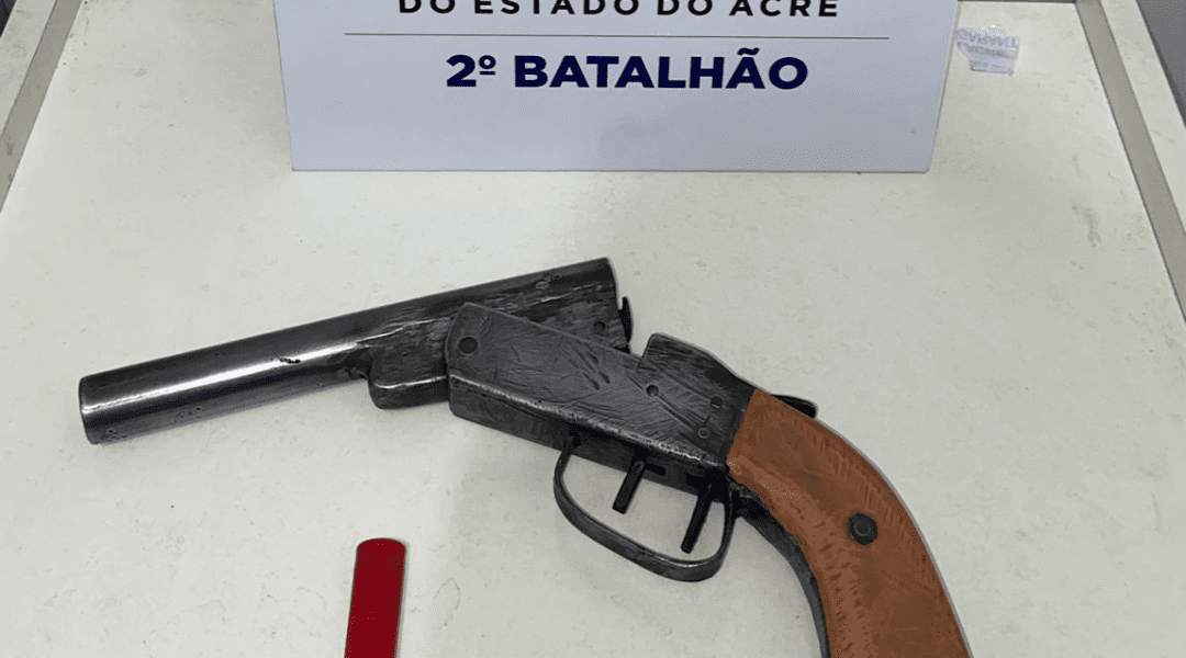 Polícia Militar prende dupla com arma de fogo, em Rio Branco