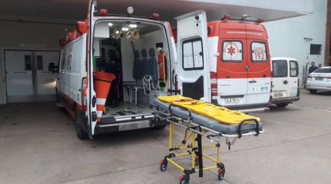 Homem perde o controle de motocicleta e fica gravemente ferido