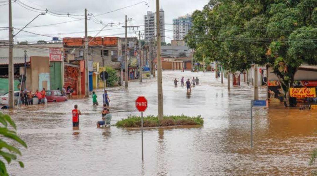 Interessados em ajudar pessoas atingidas pela enchente na capital podem ser voluntários