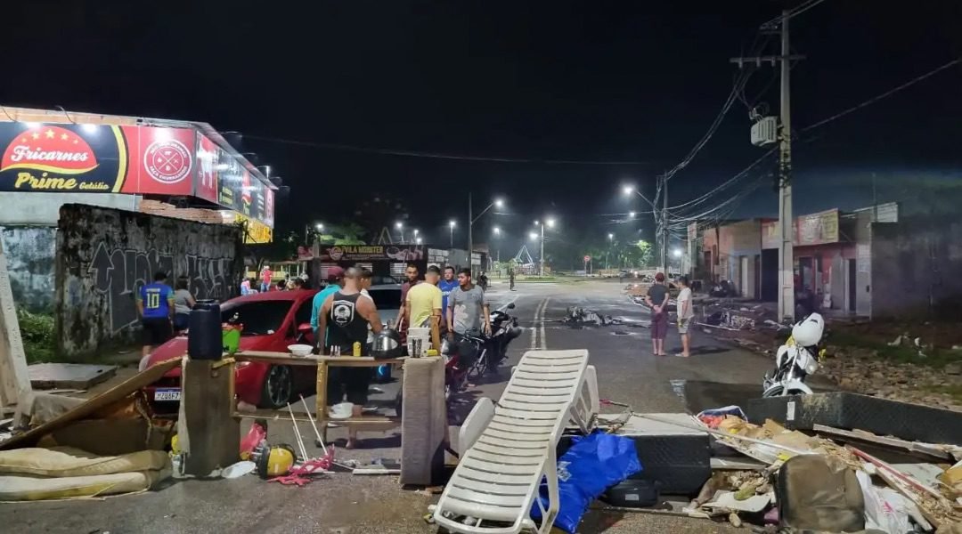 Comerciantes do Acre bloqueiam Avenida exigindo ajuda financeira do poder público