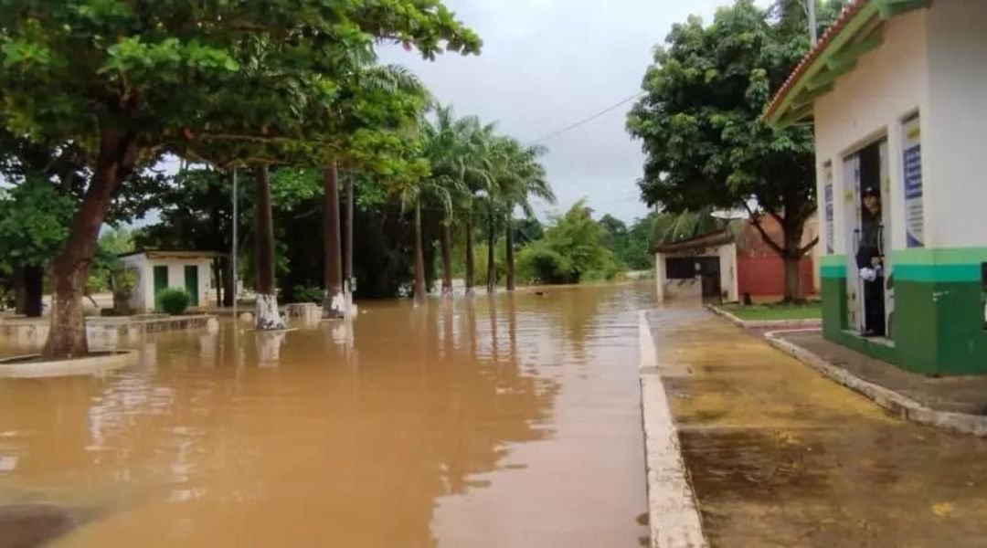 Rio chega a 12,20 metros em Brasiléia e deixa 32 famílias desabrigadas