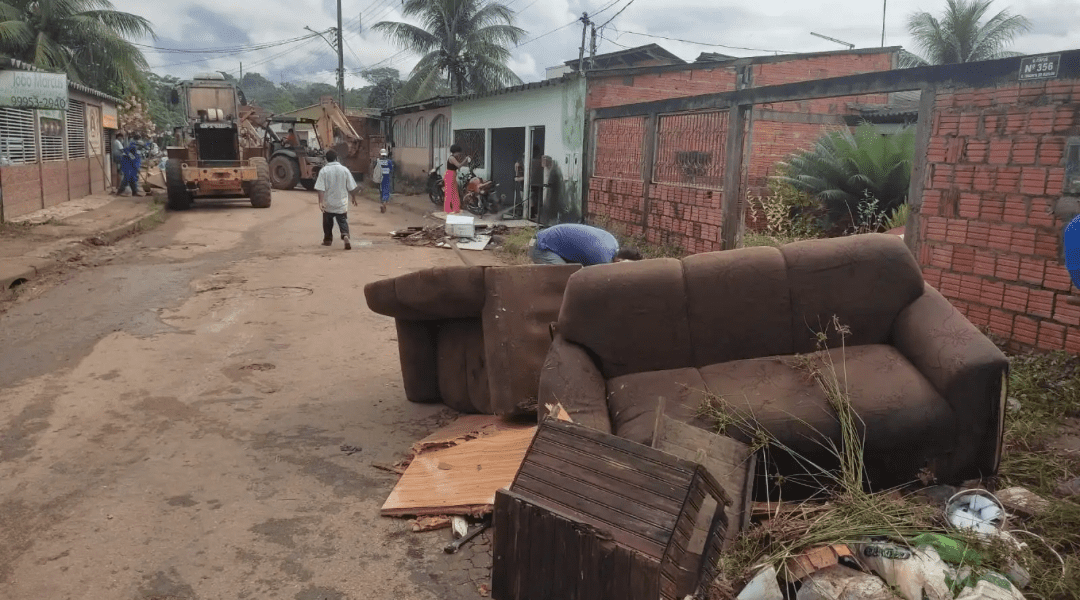 Autoridades presenciam cenário de destruição devido ao impacto da cheia