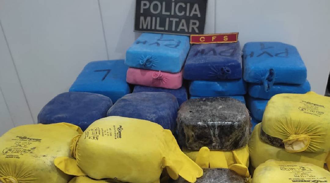 PM apreende aproximadamente 45 quilos de drogas escondidas em sacos de farinha
