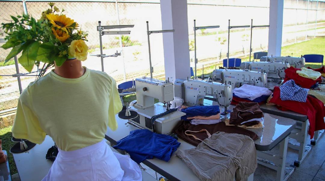Iapen entrega máquinas de costura e carteiras de identidade para reeducandas em Rio Branco