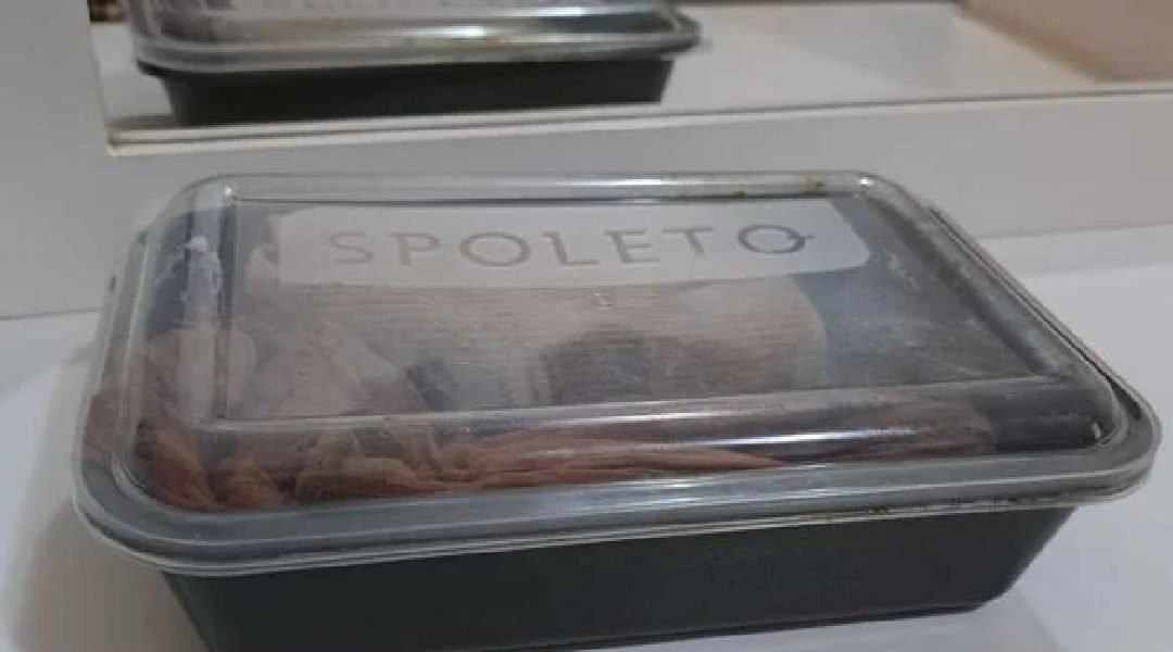 Médica é presa após abortar e guardar feto em pote de marmita