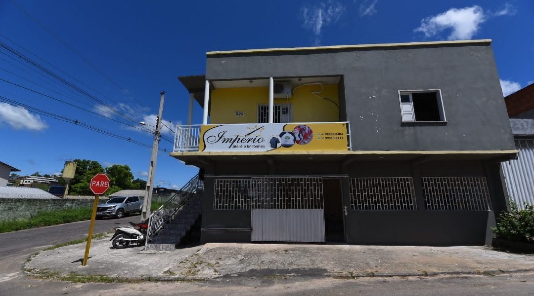 Criminosos assaltam malharia no Bairro João Alves e levam dinheiro, celulares e uma moto