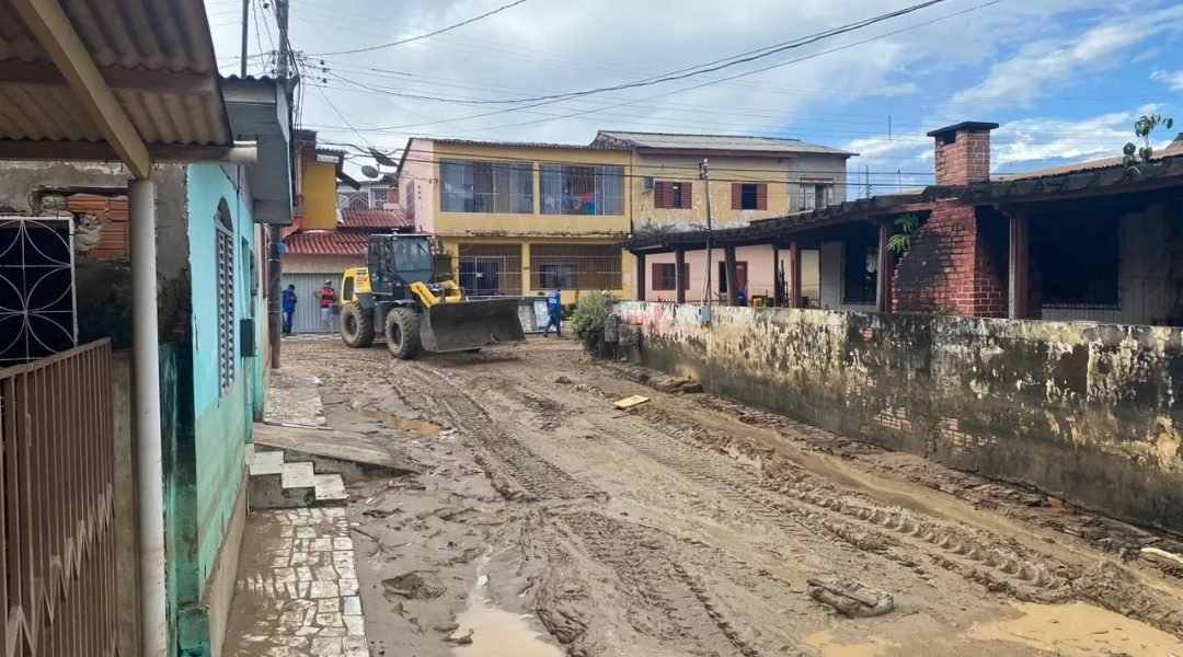 Governo do Acre trabalha na limpeza e retirada de entulhos no bairro da Base