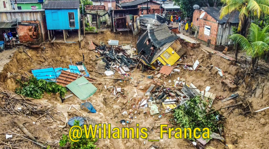 “Não deu tempo de tirar nada, eu só consegui sair com uma bolsa e a roupa do corpo”, diz moradora que teve casa atingida por desmoronamento no Cidade Nova