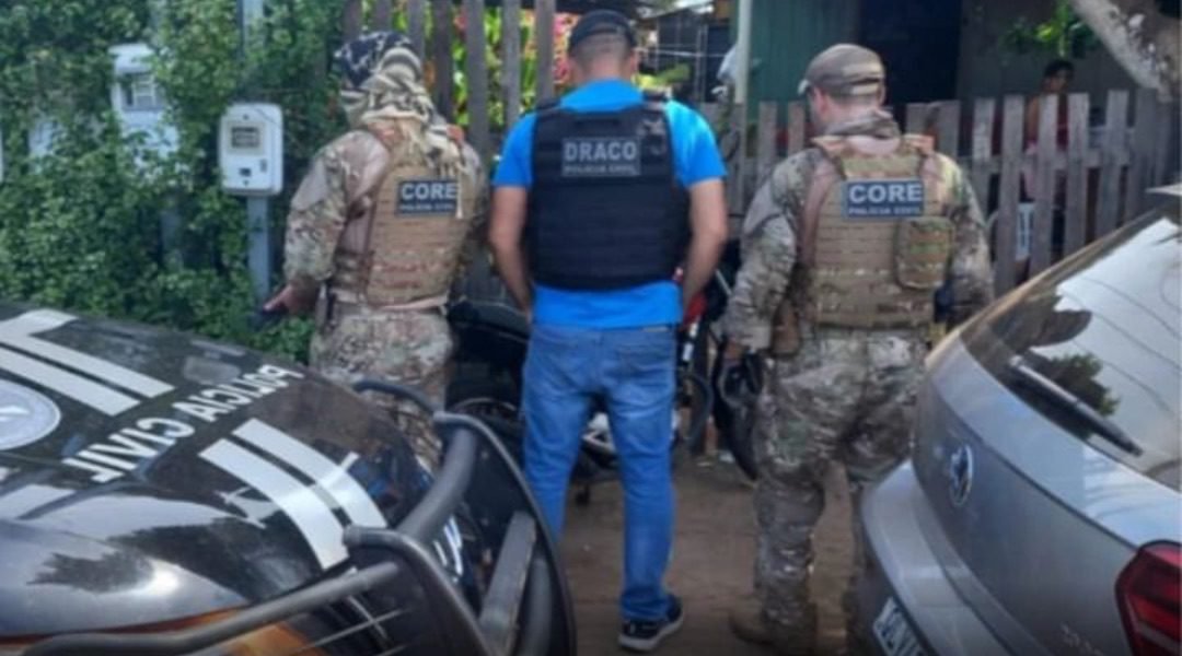 Draco e Core realizam mandado de busca e apreensão e suspeitos por tráfico de drogas são presos